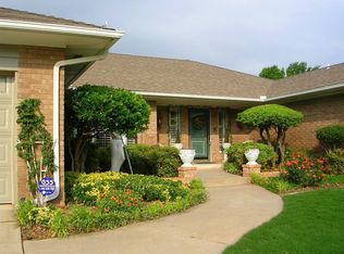 2000 Edinburg Dr, Yukon, OK 73099