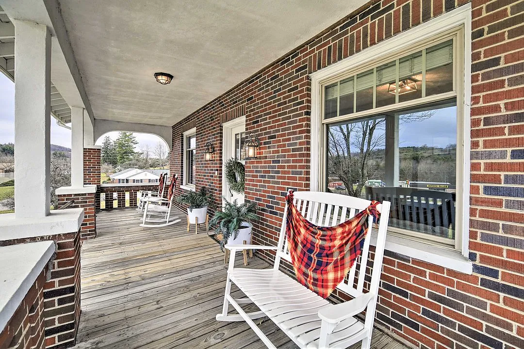 3 bed, 1.5 bath, 1587 sqft, $1,700 — Photo 2