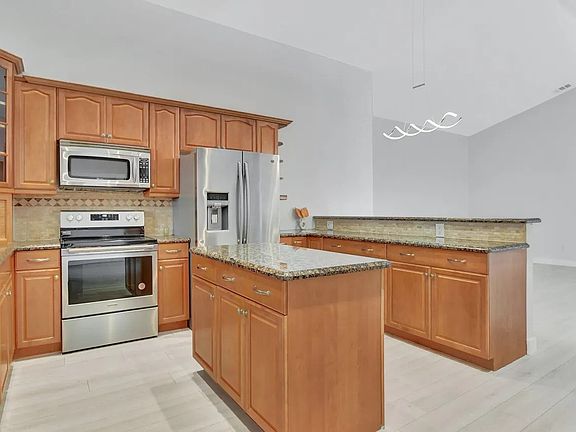 3rd image of 23044 Sunfield Dr
