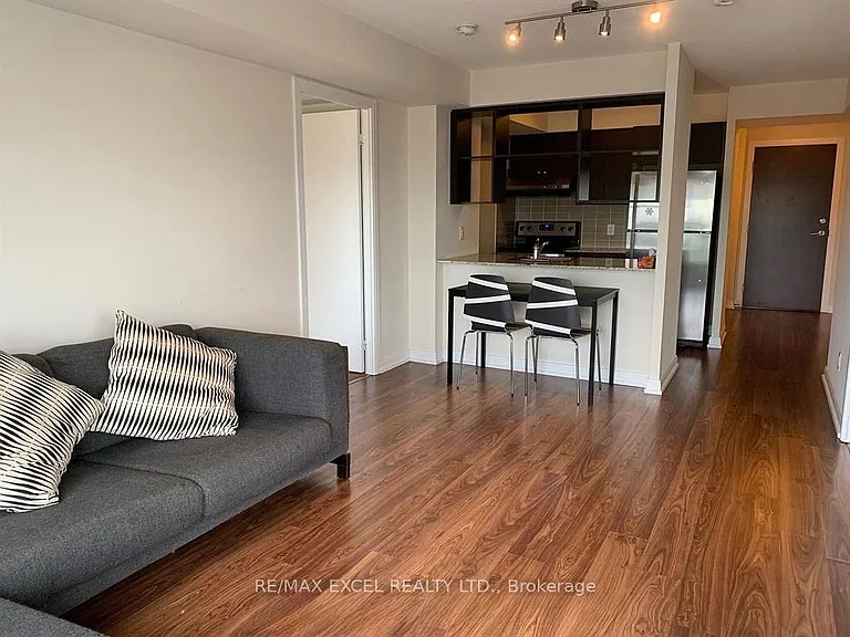 151 Village Green Sq #1806 — Photo 3