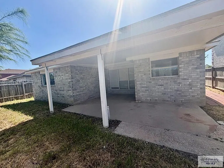 2336 Hamburg St — Photo 17