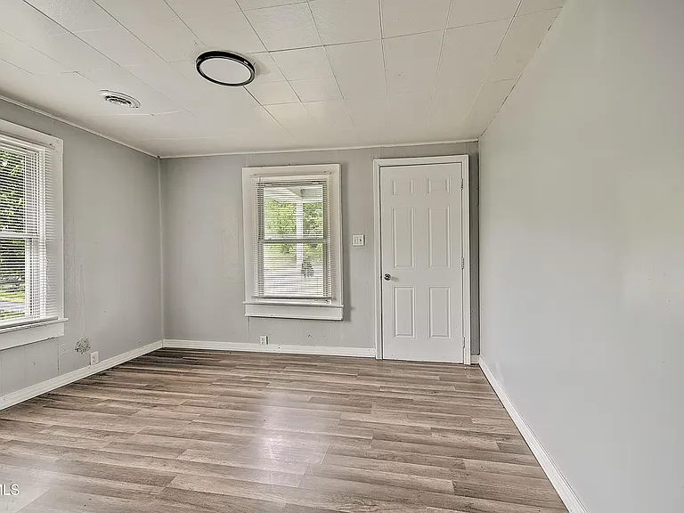 463 Manville Rd — Photo 21