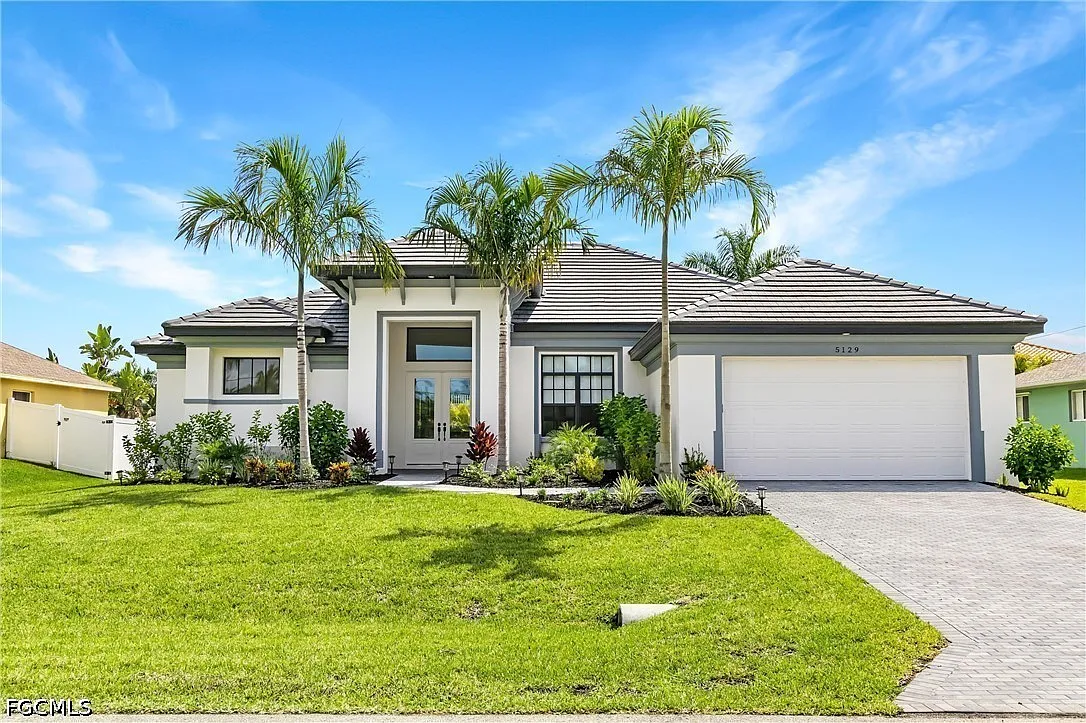 3 bed, 2.0 bath, 2118 sqft, $6,030 — Photo 4