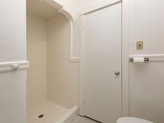 3rd image of 2395 Pacific Ave #302