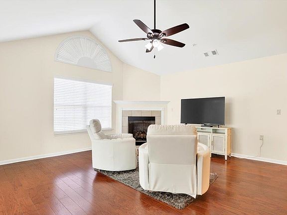 5th image of 1601 E Southfield Cir