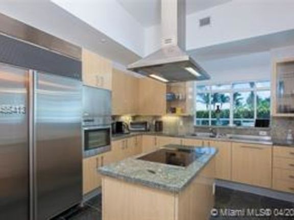 3rd image of 100 S Pointe Dr Unit Th1