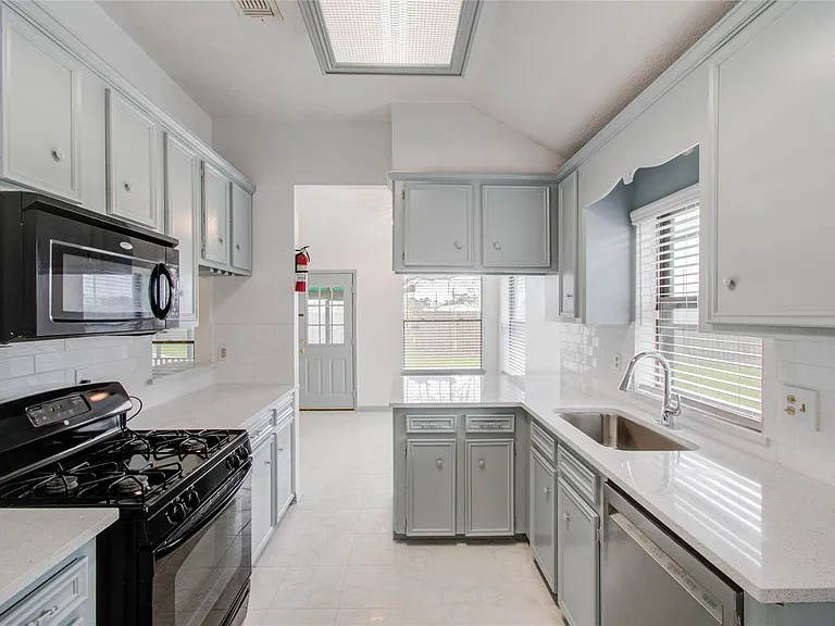 2538 Knights Cir — Photo 18