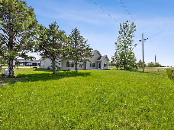 4th image of 300 Pine Dr