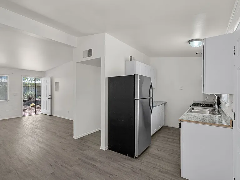 1415 E Adelaide Dr — Photo 5