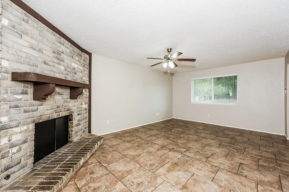 3 bed, 2.0 bath, 1229 sqft, $2,070 — Photo 4