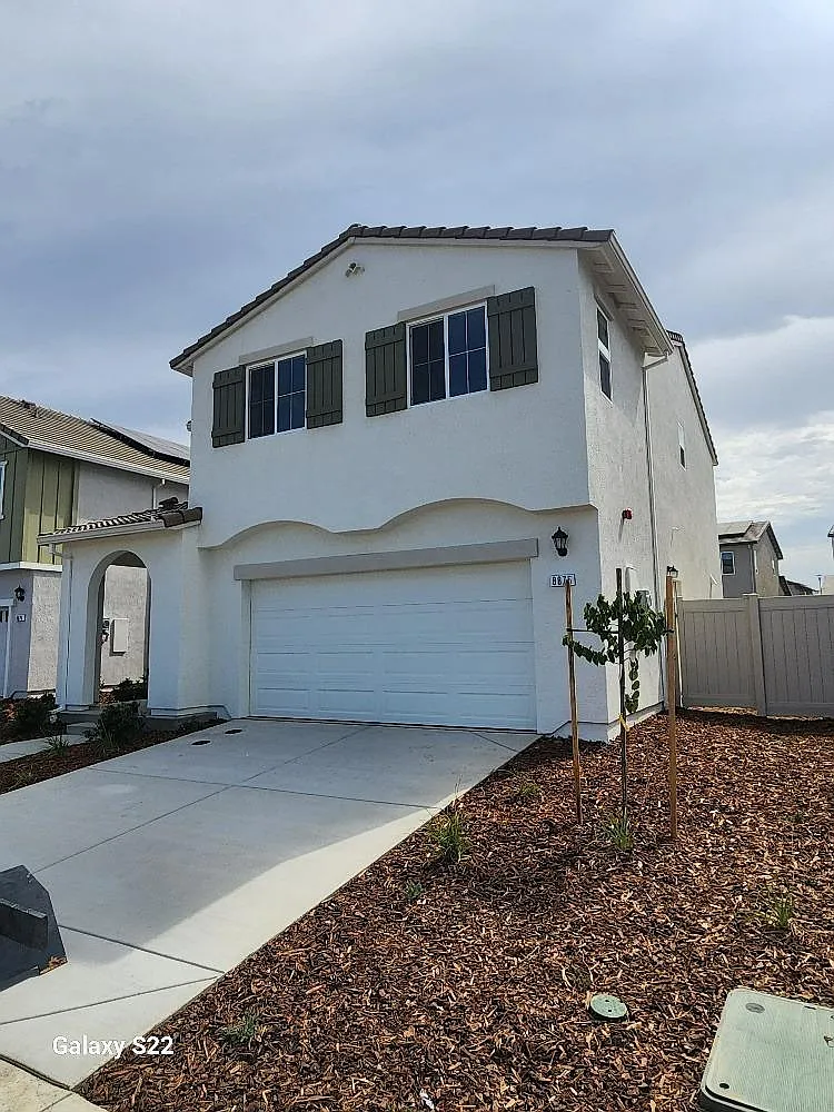 4 bed, 2.5 bath, 1678 sqft, $3,290 — Photo 2
