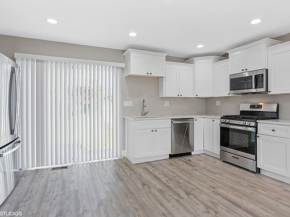 4th image of 226 Riverside Dr