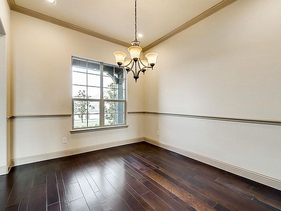 4th image of 102 Traveller St