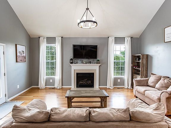 4th image of 565 Rachel Dr