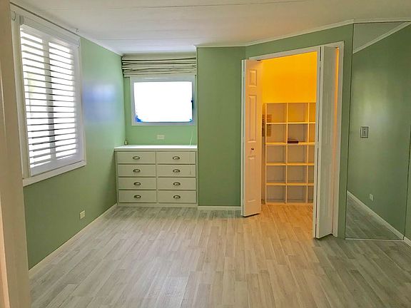 BUILT INS - WALK IN CLOSET