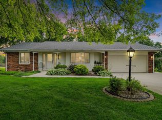 10819 Cedar Ridge Ct, Peosta, IA 52068