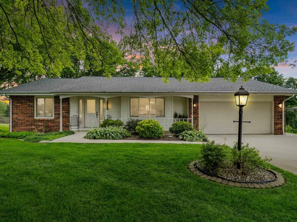 10819 Cedar Ridge Ct, Peosta, IA 52068