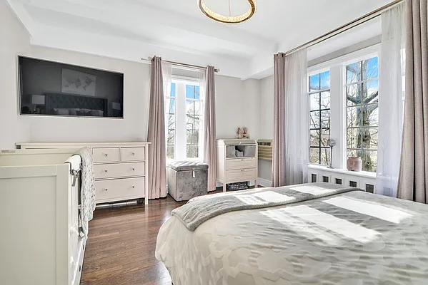 Sold by Hillel Realty Group | media 7