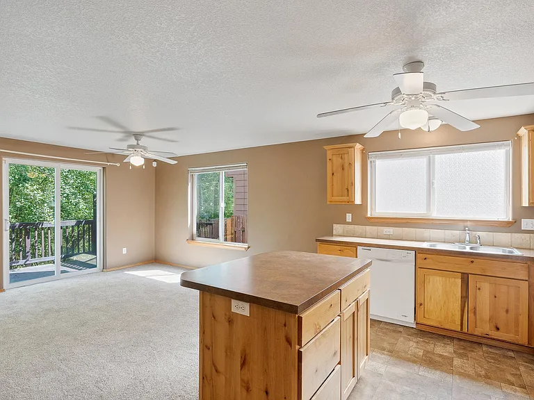 446 Corinne Dr — Photo 5