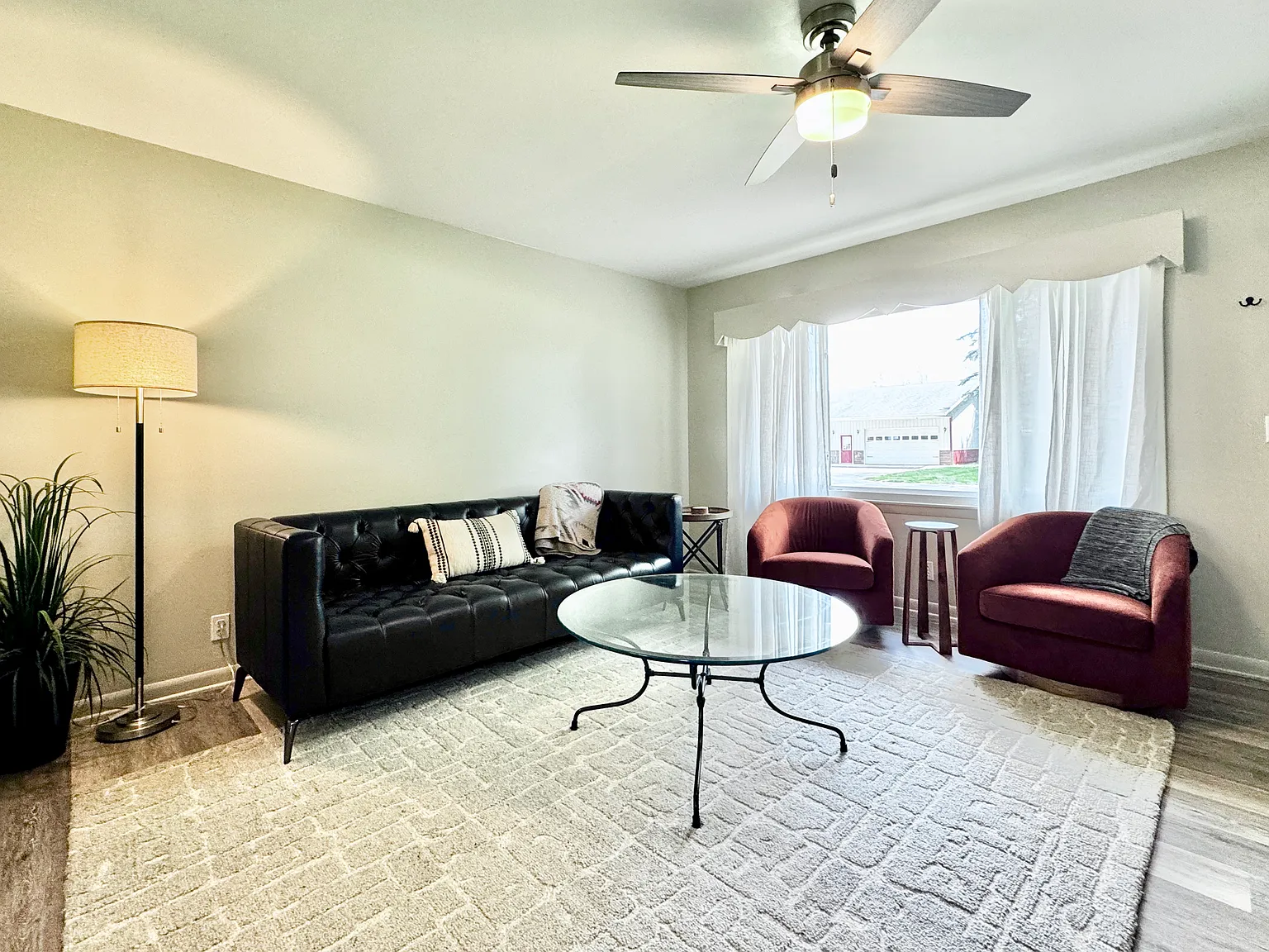 3 bed, 1.5 bath, 1040 sqft, $2,500 — Photo 2