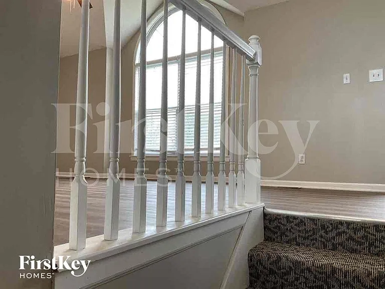 904 E Madelyn Dr — Photo 3