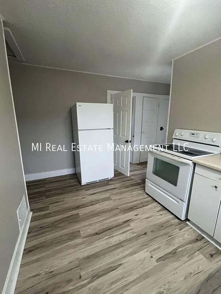 3 bed, 1.0 bath, 1200 sqft, $1,695 — Photo 3