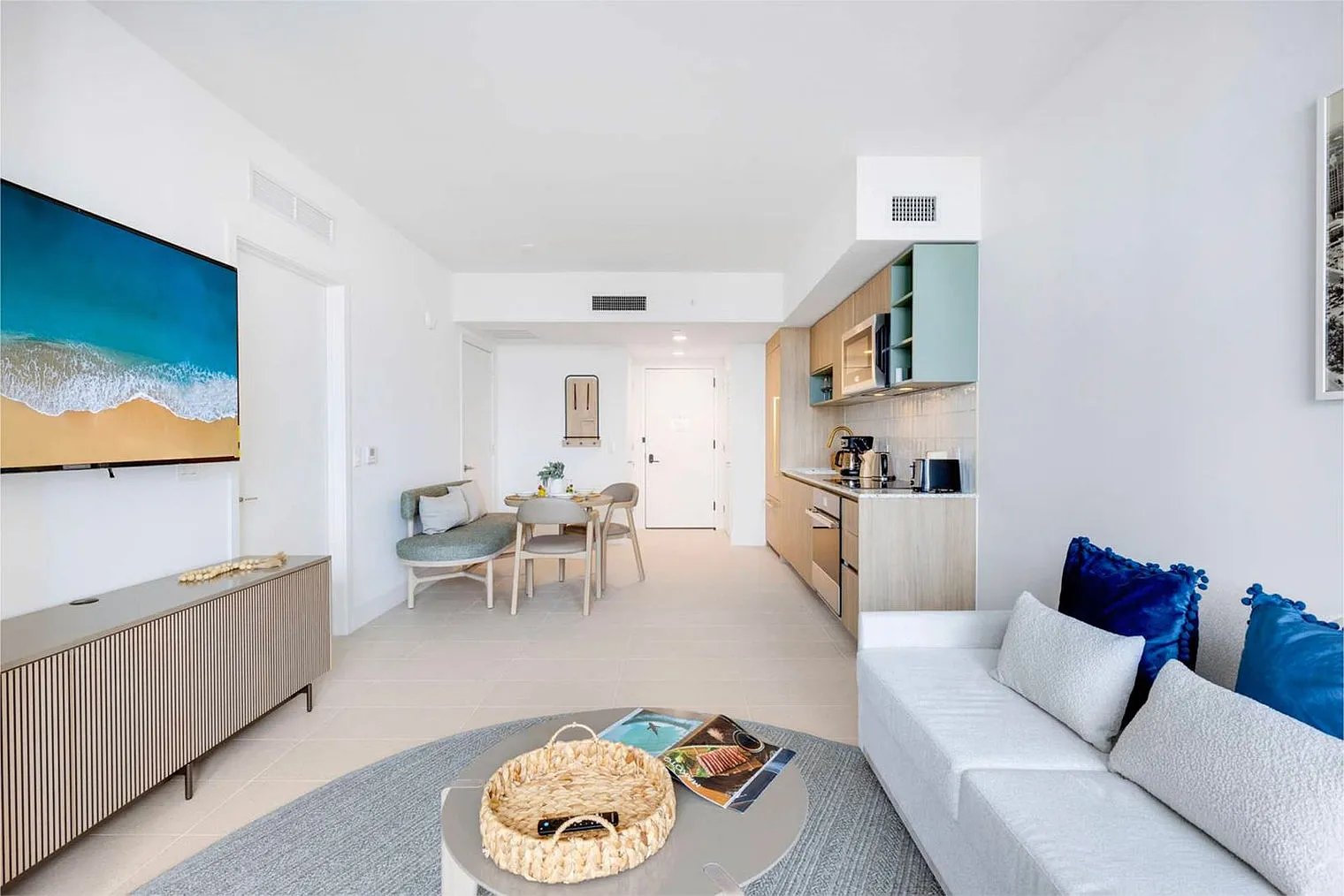 1 bed, 1.0 bath, 645 sqft, $3,581 — Photo 2