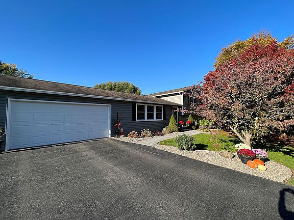 5th image of 5 Commodore Cir
