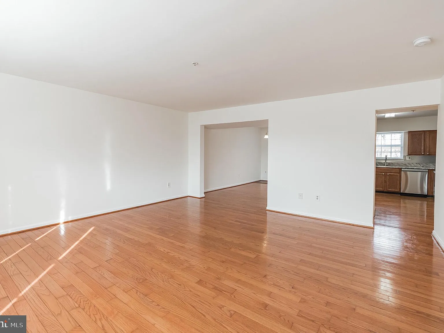 4 bed, 3.5 bath, 2274 sqft, $2,550 — Photo 4