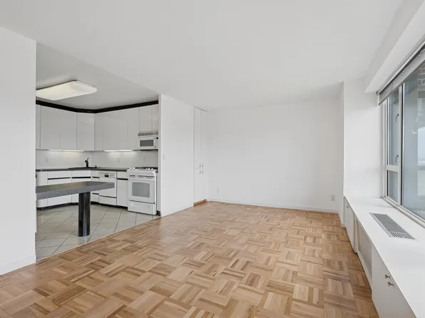 166-25 Powell Cove Boulevard image 5 of 37