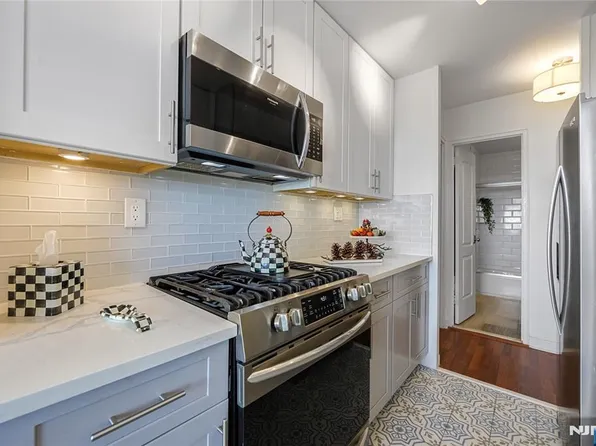 2077 Center Ave #19C, Fort Lee, NJ 07024