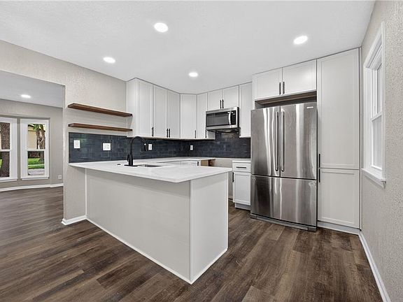 4th image of 302 NE Corder St