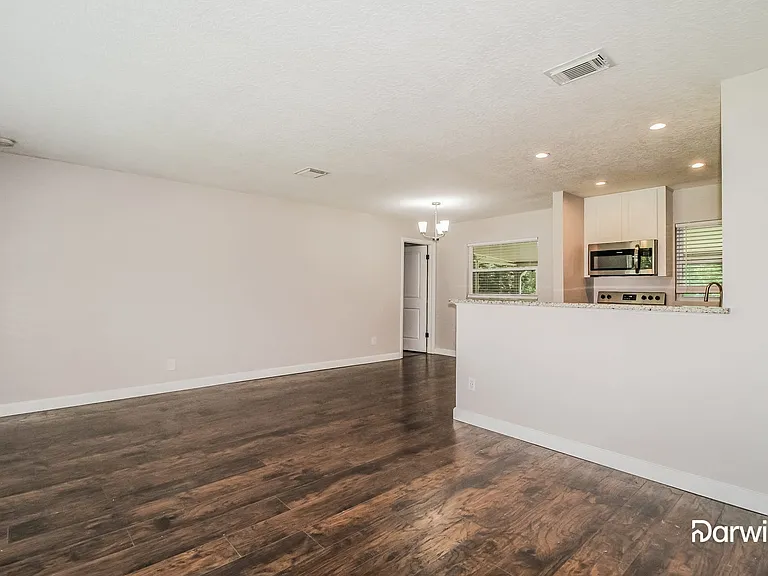 2244 Coventry Dr — Photo 6