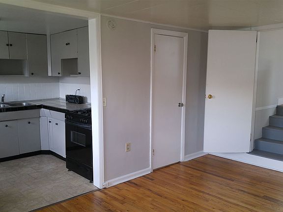 Bright apartment with 4 steps to den and bedroom.