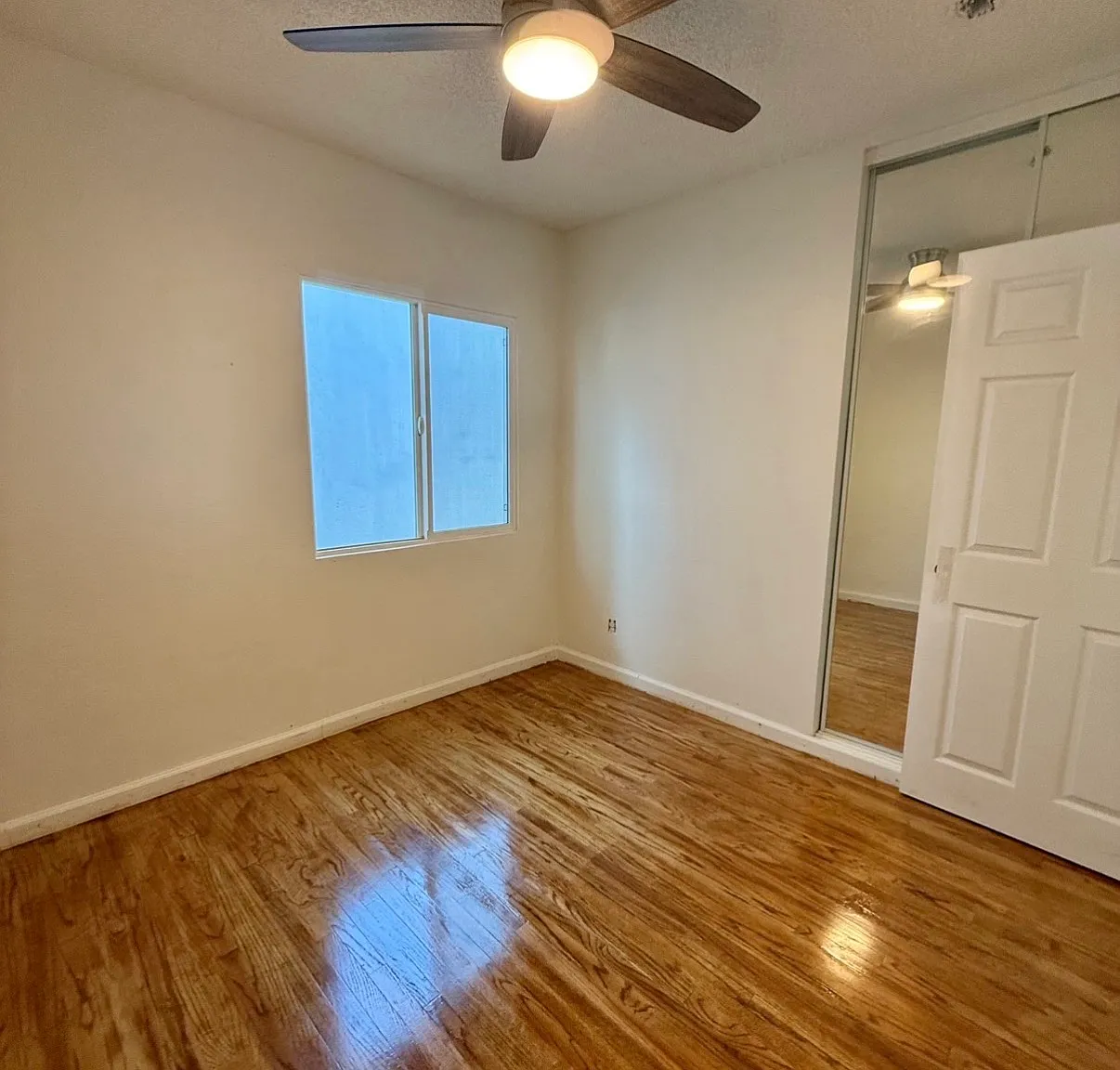 3 bed, 1050 sqft, $3,525 — Photo 3