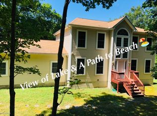 100 Roan Dr, Hawley, PA 18428