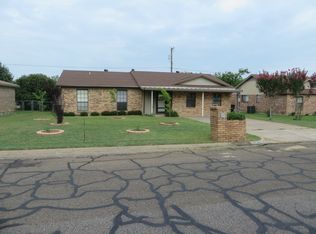 1415 Berry Dr, Cleburne, TX 76033