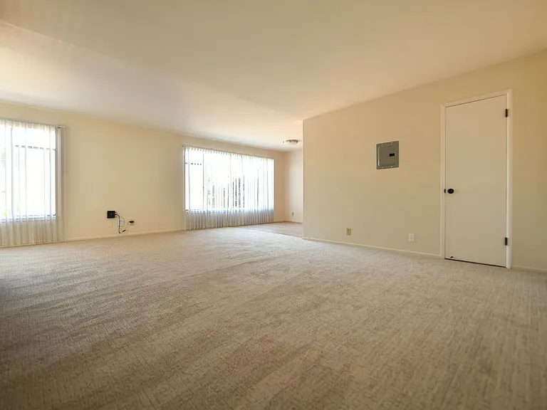 5390 Broadway — Photo 14