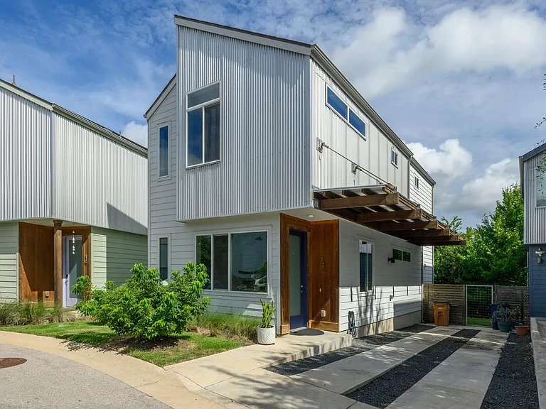 801 N Bluff Dr #17 — Photo 2