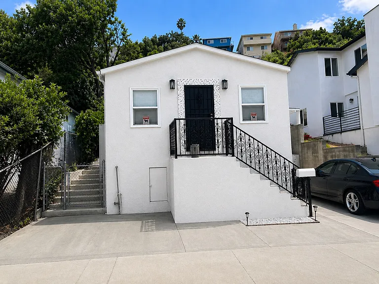 2028 N Marianna Ave — Photo 1