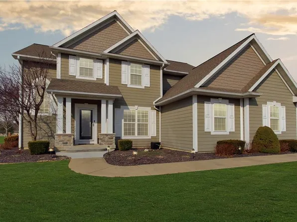 27 Stonegate Dr, Charleston, IL 61920