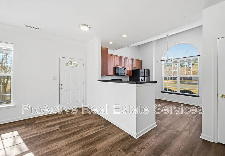 2021 Livingston St — Photo 7