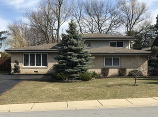 8421 Forest Dr, Hickory Hills, IL