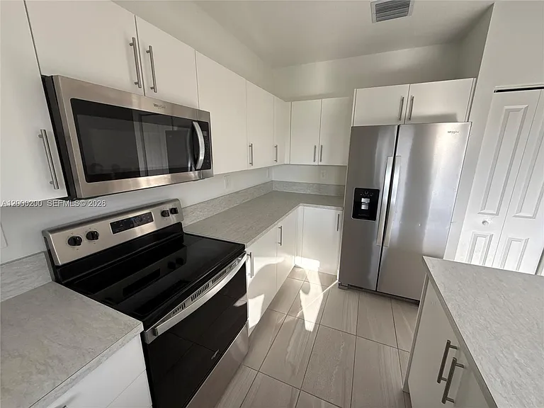 412 NW 12th Pl — Photo 4
