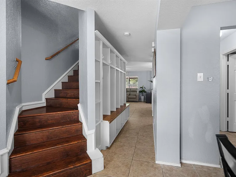 921 Zoe St — Photo 8