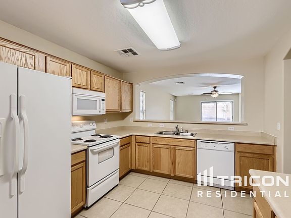 3rd image of 10525 W La Reata Ave