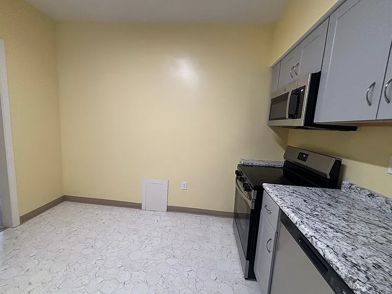 310 Montgomery Street — Photo 11