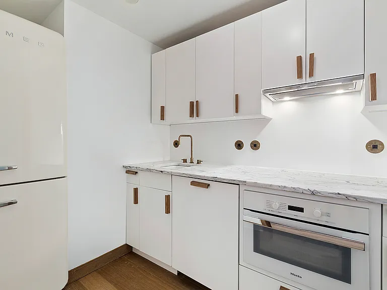257 W 4th St #1 — Photo 22