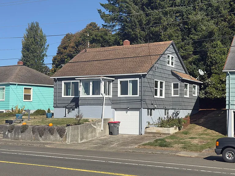 627 W Marine Dr — Photo 3