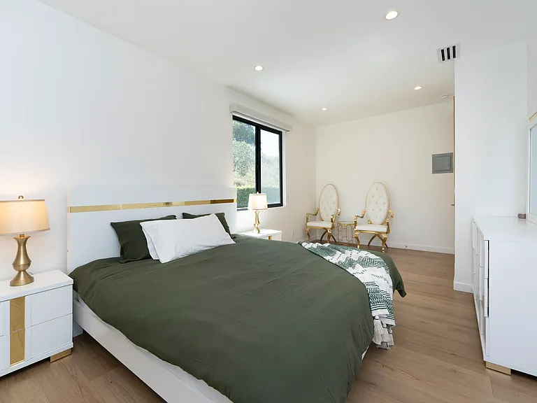 2450 Coldwater Canyon Dr — Photo 38
